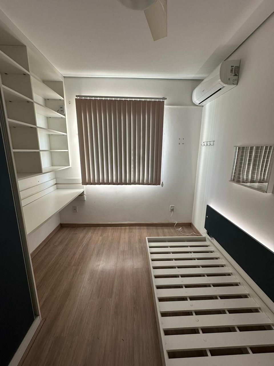 Dormitório 3 com cama de solteiro, iluminação LED e bancada de estudos