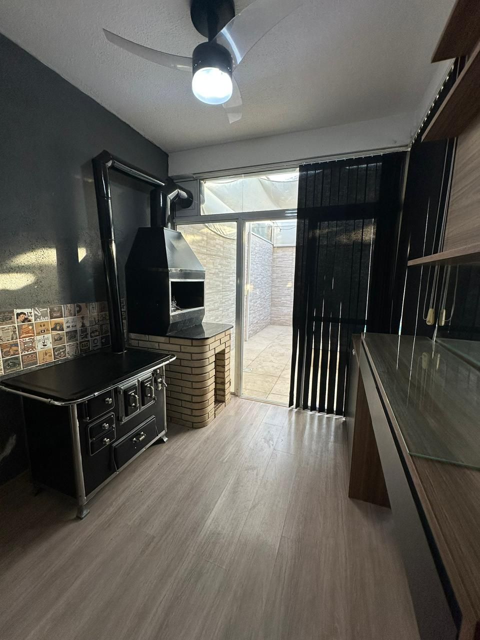 Espaço gourmet completo com churrasqueira e bancada em granito