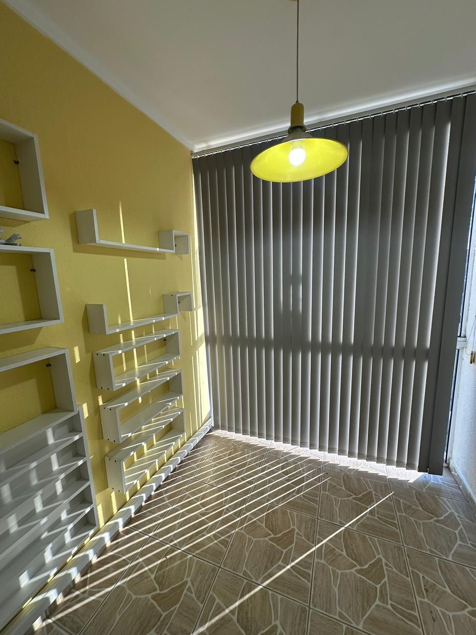 Espaço de escritório ou estudos com nichos e parede decorada